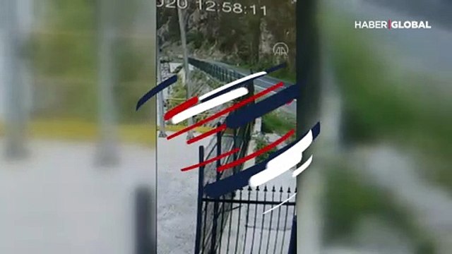 Rize'de otomobil, beton mikseri ile böyle çarpıştı