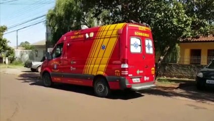 Télécharger la video: Mulher fica ferida após acidente entre carro em moto no Bairro Neva