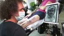 Un joven valenciano se tatúa la cara de Fernando Simón en la pierna