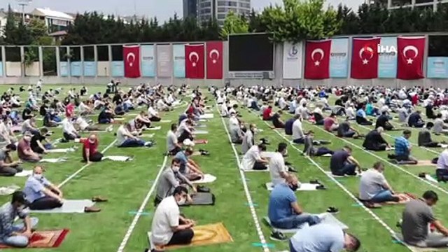 Bağcılar Mahmutbey Stadı’nda sosyal mesafeli cuma namazı