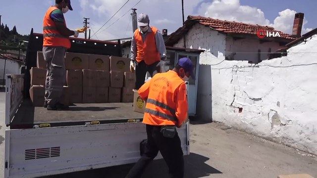 Akhisar Belediyesi karantinadaki vatandaşları yalnız bırakmıyor