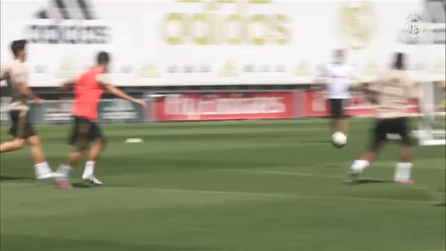 Jovic trabaja sobre el césped por primera vez desde su lesión