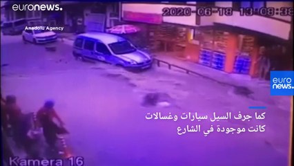 شاهد.. إنقاذ سيدة جرفتها السيول في بورصة التركية