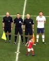 Cet enfant n'a rien à faire de l'hymne national avant le match