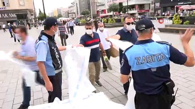 Esenyurt’ta cuma namazı öncesi tek kullanımlık seccade dağıtıldı