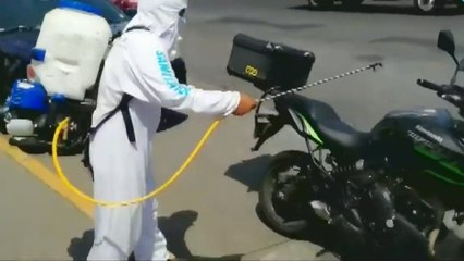 Movimiento de voluntarios desinfectan automóviles gratis