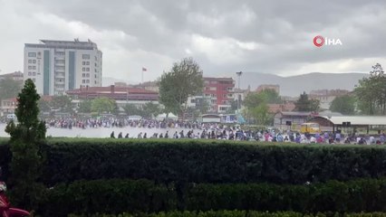 Aniden bastıran yağmur, cemaati ıslattı