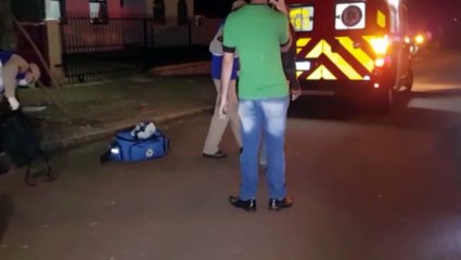 Carro e moto batem na Rua Visconde de Guarapuava e Corpo de Bombeiros é mobilizado