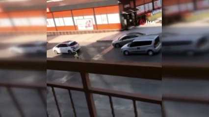 Güpegündüz elinde pompalı tüfekle cadde ortasında böyle gezindi