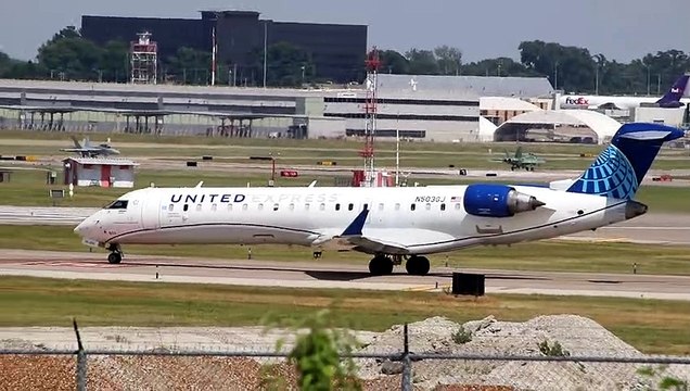 GoJet CRJ-700 Departing St. Louis Lambert International Airport