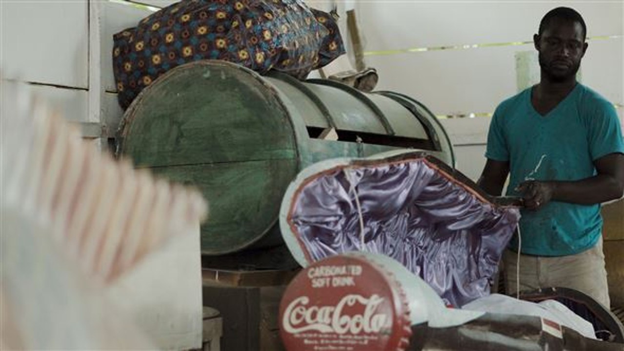 Triff den Sargkünstler, der Menschen stilvoll ins Jenseits schickt