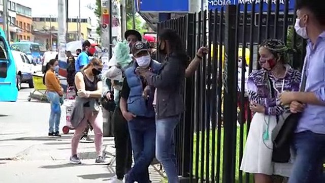 Multitudes de compradores desafían pandemia en Día sin IVA en Colombia