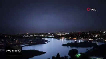 İstanbul'da şimşekler geceyi aydınlattı