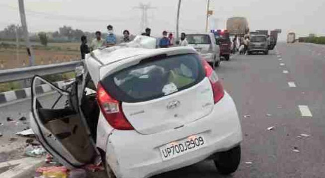 UP: आगरा-लखनऊ एक्सप्रेसवे पर खड़े ट्रक से टकराई कार, पांच लोगों की मौत