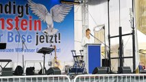 Kündigt Ramstein Air Base Jetzt: kurze Rede von Angela Mahr vor dem Brandenburger Tor