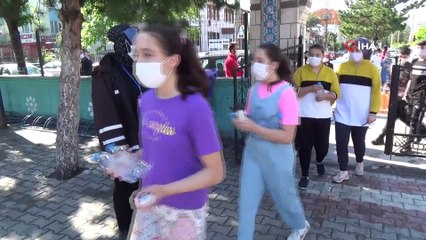 Korona virüs kapsamında öğrenci velileri okulların bahçesine de alınmadı