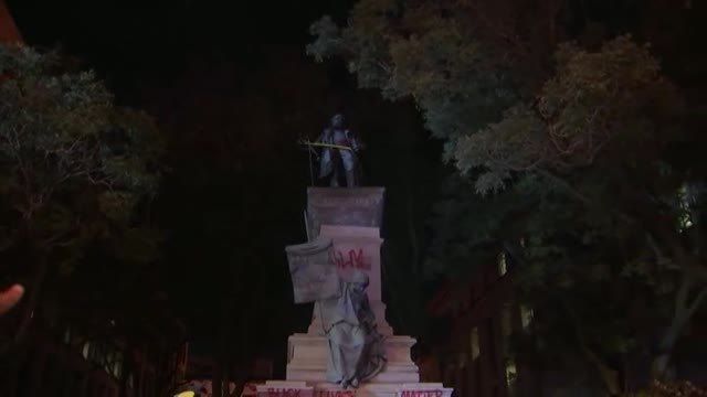 Derriban y prenden fuego a una estatua del general Albert Pike en Washington