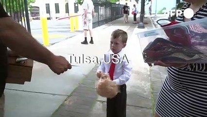 "Mini-Trump" verkauft Anti-Corona-Masken in Tulsa