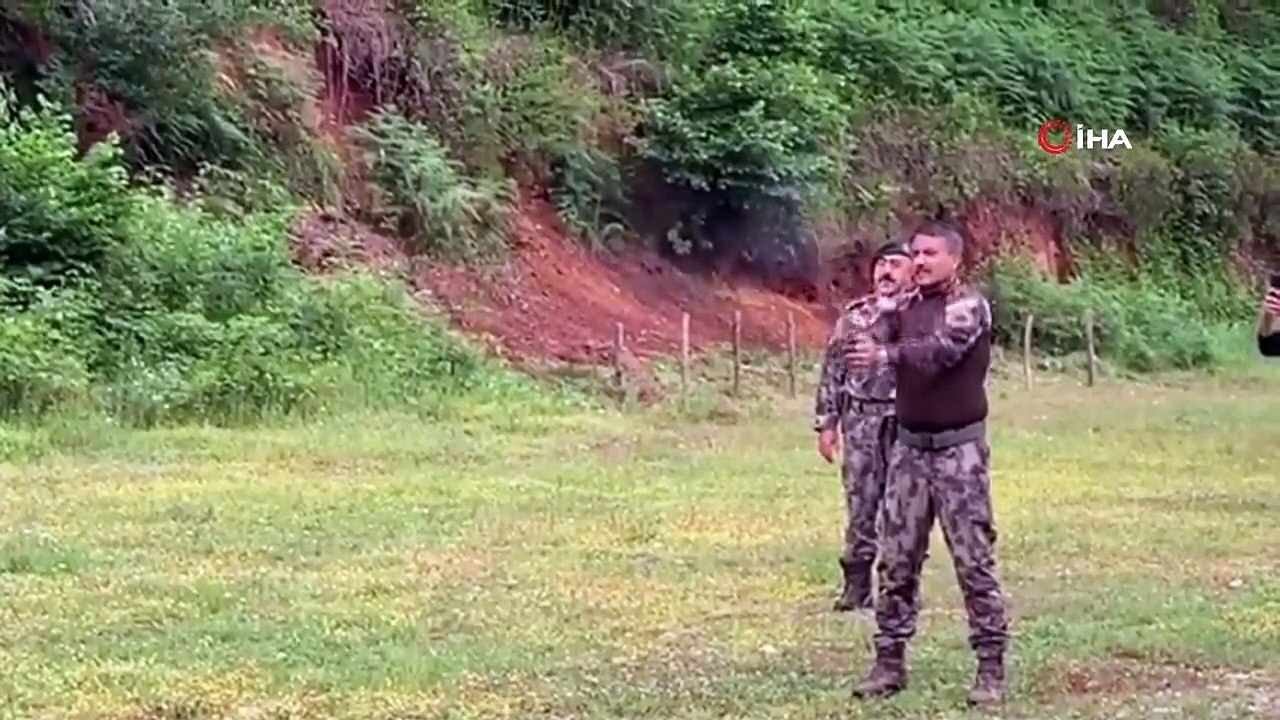 Emniyet Müdürü eline tabancayı aldı, Pençe Harekatı'na şarkı söyleyerek destek verdi