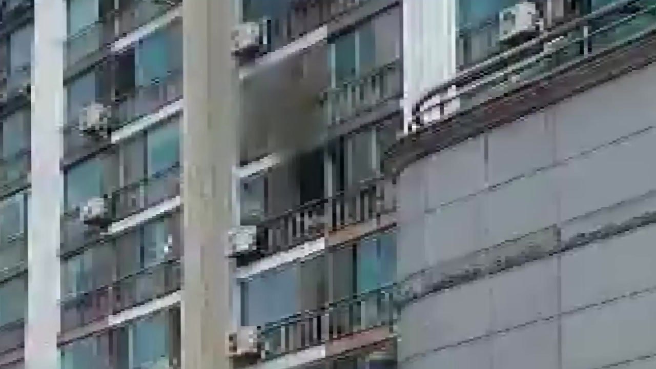 충남 아산시 아파트에서 화재...인명피해 없어 / YTN