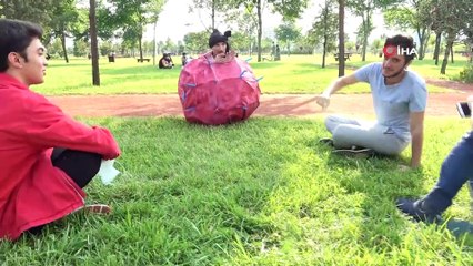 'Korona virüs' kılığına giren ünlü tiyatrocuyu köpek kovaladı