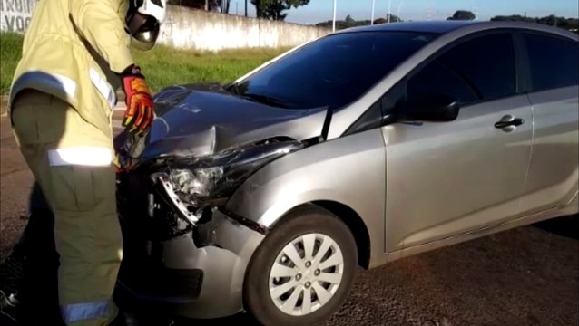Carro e caminhão batem em viaduto e vazamento de óleo é registrado
