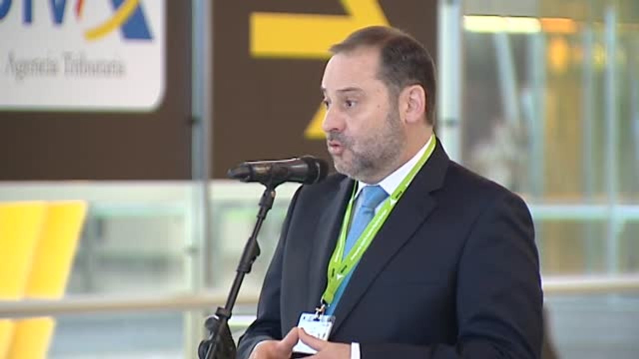 Ábalos durante su visita a Barajas: "Madrid no puede anticipar que por aquí puede venir el mal"