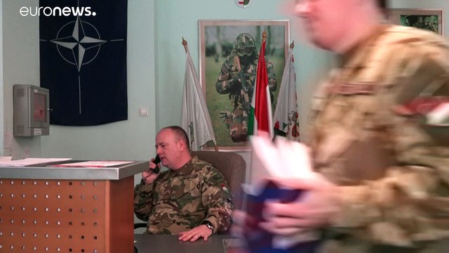 Νέοι Ούγγροι κατατάσσονται στον στρατό για να ξεφύγουν από την ανεργία