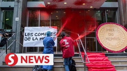 Activists douse French health ministry in red paint