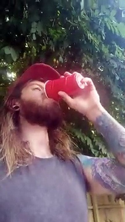 Il joue au Beer Pong TOUT SEUL en confinement