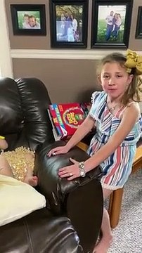 Ce bébé s'est renversé les céréales sur lui dans le canapé pour manger !