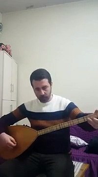 Il casse sa table basse en jouant de la guitare assis dessus !