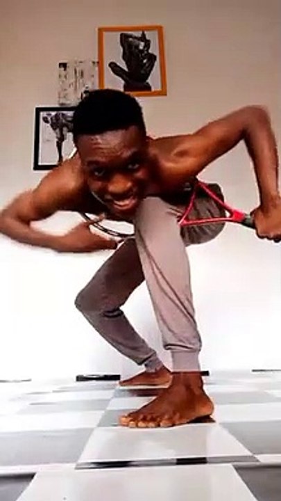 Il réussit à passer à travers une raquette de tennis !