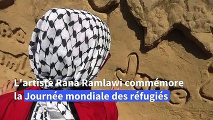 Une artiste palestinienne sculpte une statue de sable pour la Journée mondiale des réfugiés