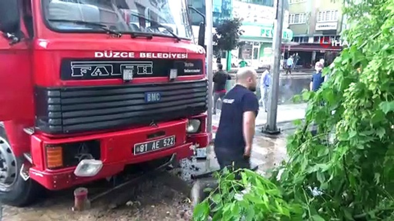 İtfaiye aracının kaza anı kamerada...Yoldan geçen vatandaş ölümden saniyelerle kurtuldu