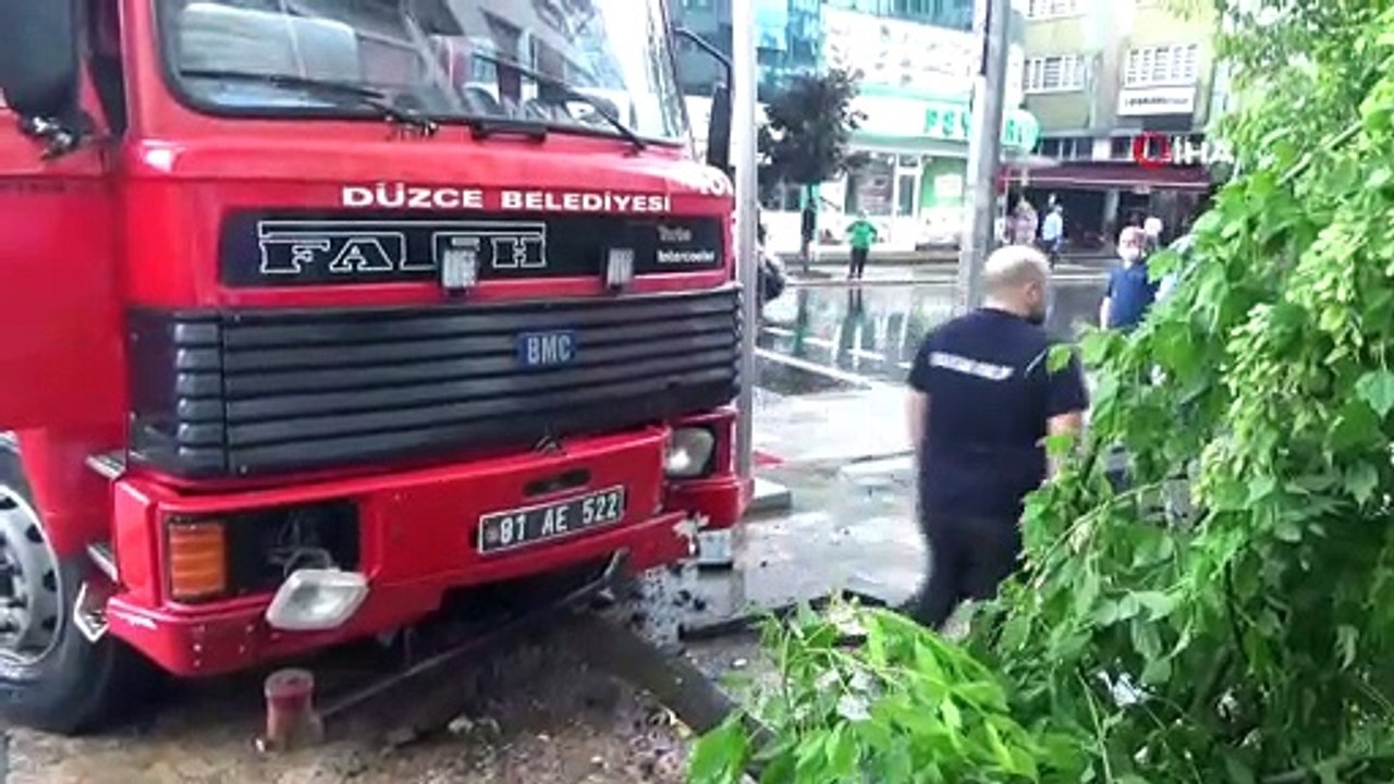 Yangına giden itfaiye aracı kaza yaptı