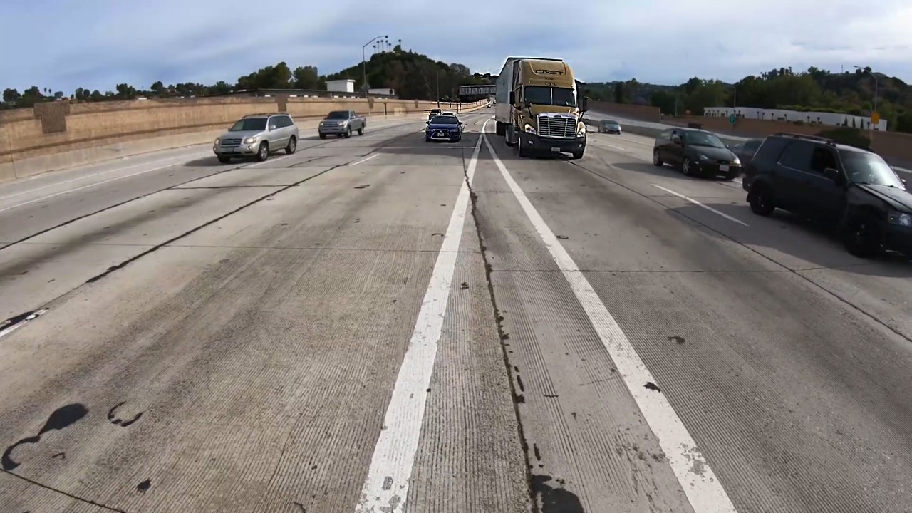 Un motard aide un automobiliste au milieu d'une autoroute