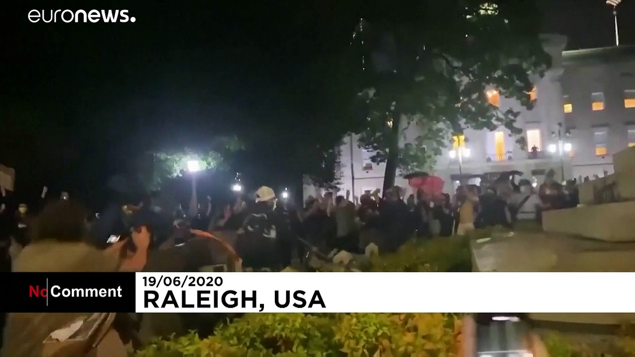 Monumente und Statuen gestürzt