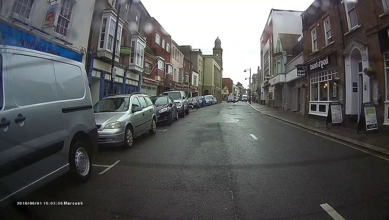 Il se fait doubler par une moto sans pilote