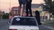Se mettre debout sur le toit d’une voiture en marche : mauvaise idée