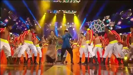 Madhuri Dixit Performance in famous songs "k Sera Sera, aik do teen, mery pyar k rass chakhna Oye makhna,  dhak dhak kernay laga,,. Dola re dola