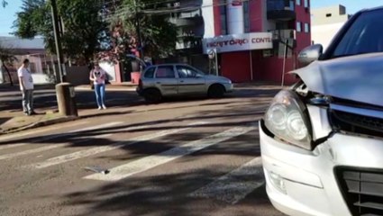 Corsa e i30 batem no Centro de Cascavel deixando homem ferido