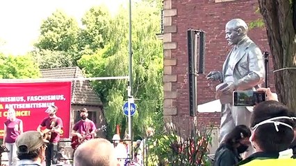 Develan polémica estatua de Lenin en Alemania
