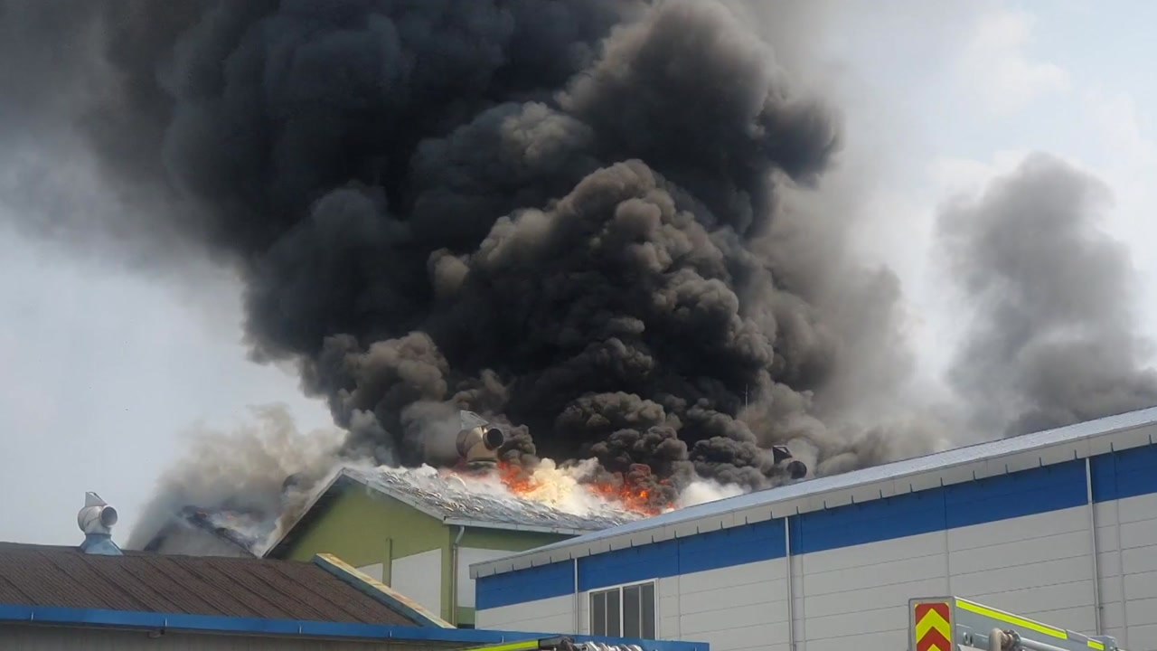 대전 대화동 공장 화재 8시간여 만에 진화...공장 3개동 전소 / YTN