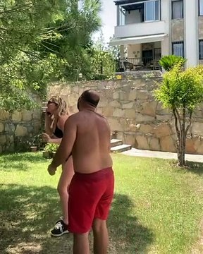 FOX TV'nin Mucize Doktor yıldızı Hayal Köseoğlu'nun bikinili paylaşımı ve tokat olayı