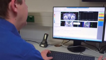 من لاجئ إلى طبيب مشهور.. تعرف على قصة العراقي خالد آل طه