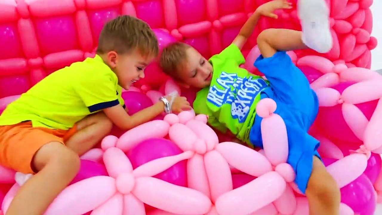 Vlad and Nikita make toys from balloons and have fun with mom - video ...