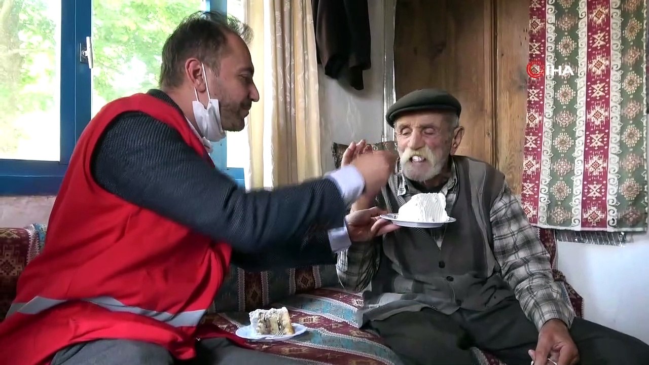 29 yıldır şehit oğlunun mezarını bırakmayan ve köyde tek kalan babaya “Babalar Günü” sürprizi