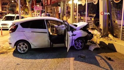 Kaza sonrası iş yerinin duvarına çarparak durabildi: 2 yaralı