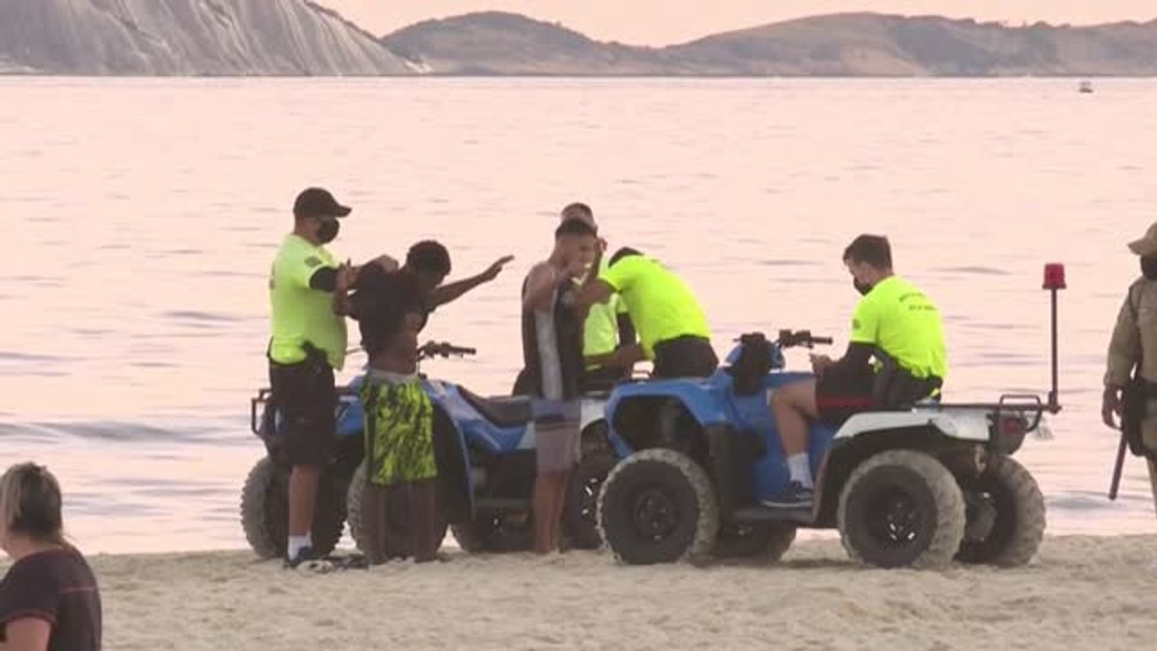 Desalojan la playa de Copacabana en Río de Janeiro por el aumento de casos de COVID-19